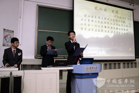 參加決賽的社會實踐團隊正在進行現(xiàn)場答辯