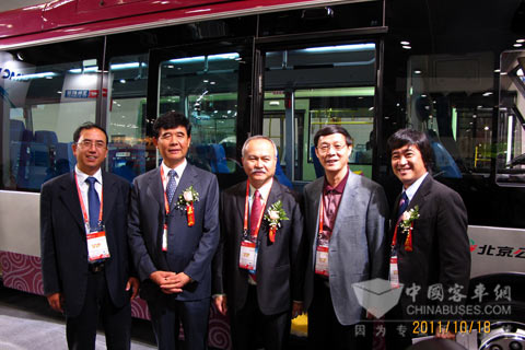 大金龍常務副總經理陳志強(右二)與ANGVA執行董事Lee Giok Seng先生(中)，ANGVA 2011組委會主席趙航(左二)在現場合影