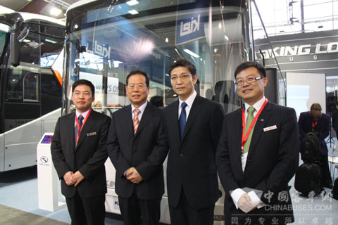 金龍集團運營總監鄧鴻飛、駐比經商參贊王賀亮、駐比大使廖力強、大金龍副總經理朱國強(從左至右)現場合影留念