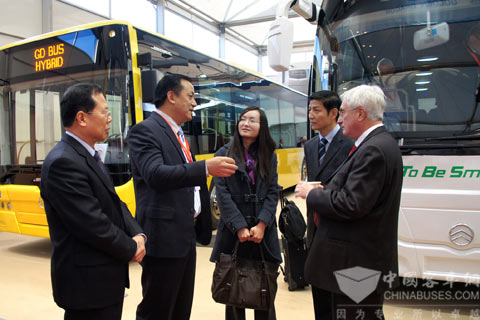 BUSWORLD創(chuàng)始人LUC(右一)和中國駐比大使廖力強(右二)參觀金旅展臺