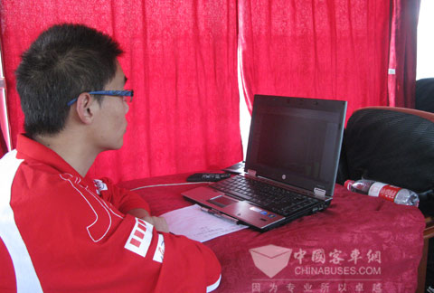裁判員通過油耗測算裝置密切關注實時油耗情況