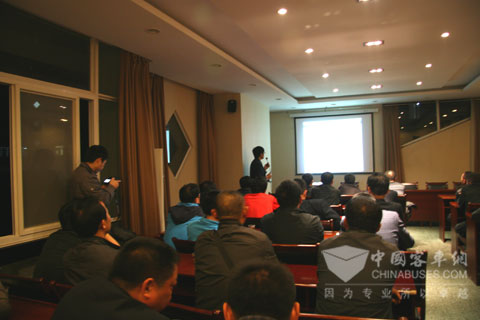 宇通工作人員在為參賽駕駛員培訓安全工作法