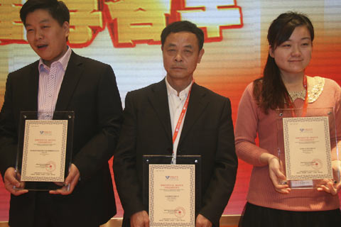 江蘇常隆客車有限公司市場(chǎng)部部長(zhǎng)文虎（中）上臺(tái)領(lǐng)獎(jiǎng)