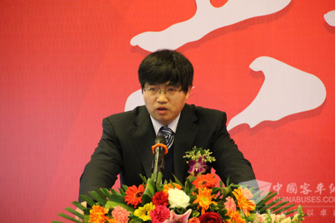東風襄樊旅行車有限公司總經理李爭榮講話
