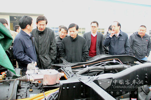 鐘志華院士（右四）詳細(xì)了解恒通混合動(dòng)力客車底盤