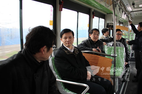 鐘志華院士（左二）試乘恒通純電動(dòng)客車