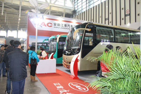 領(lǐng)導(dǎo)到安凱展臺(tái)前參觀