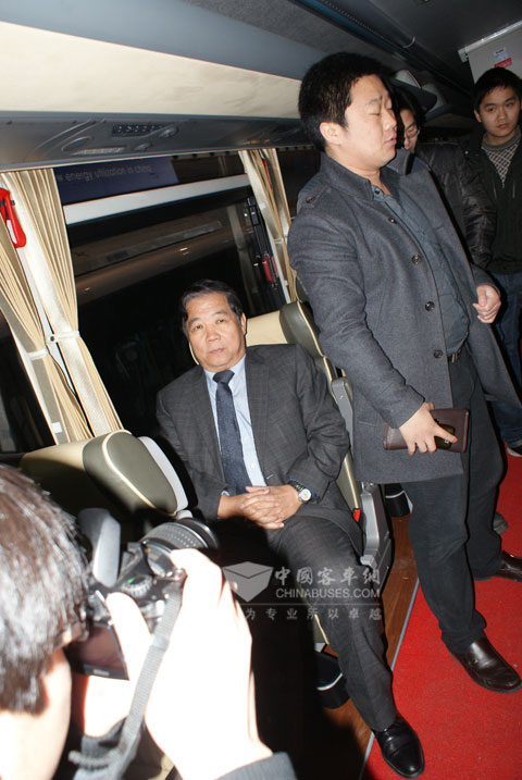 中國汽車工程學會常務副理事長兼秘書長付于武親身乘坐體驗中通客車