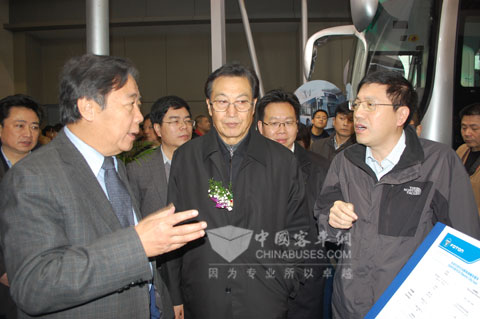 福田歐輝客車事業部劉國強副總經理（右一）向參會領導介紹歐輝展車