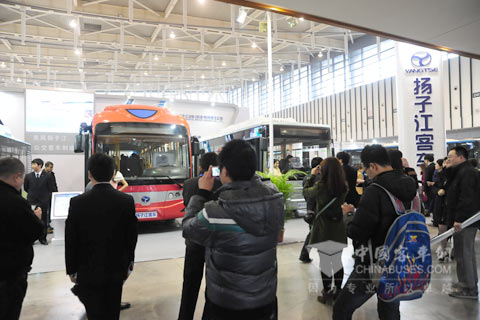 人潮涌動的揚子江汽車展廳