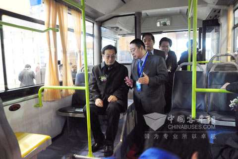 原國家建設(shè)部副部長趙寶江試乘揚子江純電動城市客車