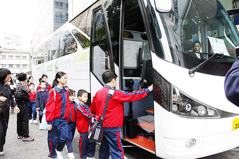 當地學生們準備上車體驗純電動車的魅力