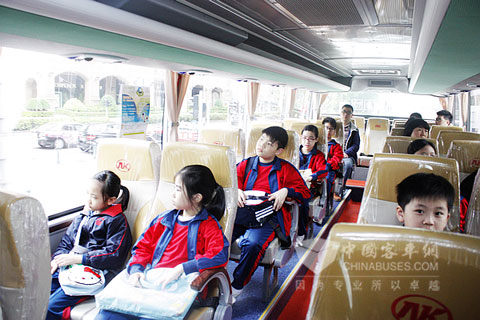 首次感受環保純電動車魅力的澳門中小學生們