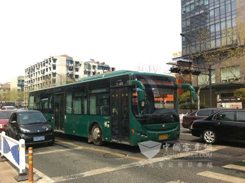 杭州街頭的宇通新能源公交車