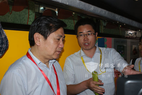 中國交通部副部長馮正霖詳細了解中通LNG氣瓶安裝情況