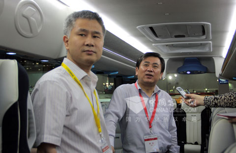 大金龍董事長谷濤向馮正霖副部長介紹大金龍車載電腦信息系統(tǒng)的先進(jìn)功能