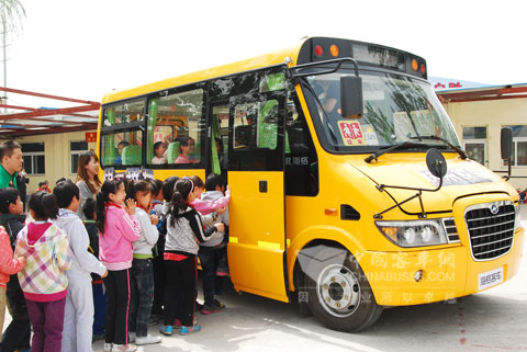 孩子們排隊坐上校車
