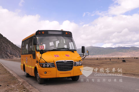 海格快樂校車在送往受捐小學(xué)的路上