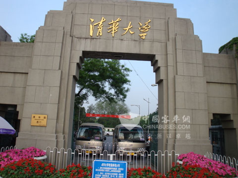 清華大學門口的寶斯通客車