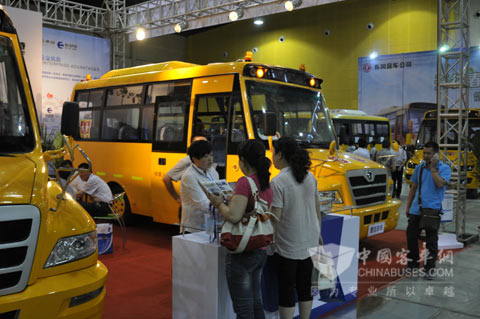 陜汽歐舒特現(xiàn)身校車展 安全校車顯關(guān)愛