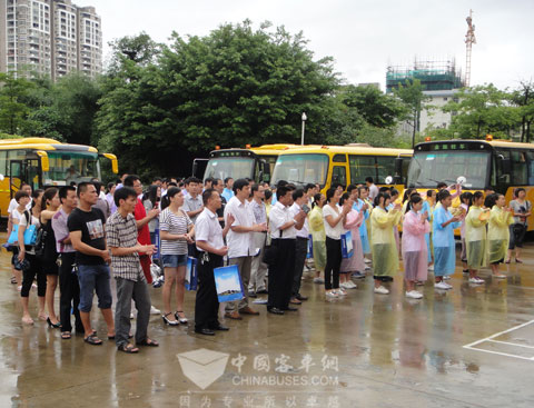 中小學(xué)學(xué)生、老師和客戶代表參加金旅校車推廣活動