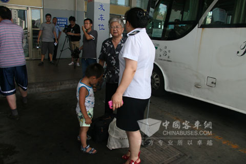 車站服務人員正在與帶孩子的老人溝通