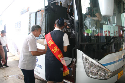 代臥客車乘務員協助老人上車