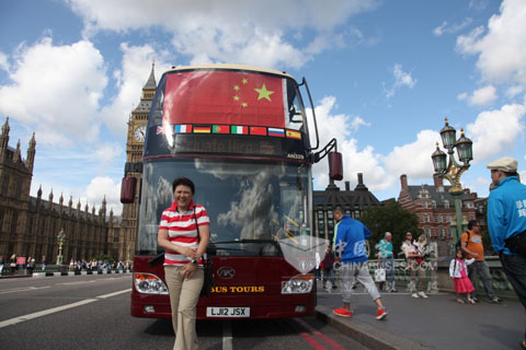 倫敦游客們在安凱車前合影