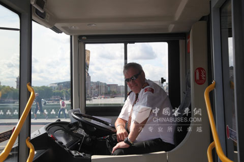英國大巴士公司司機在安凱雙層車上拍照