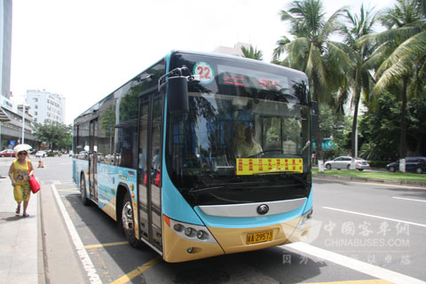 行駛在海口的宇通新能源公交