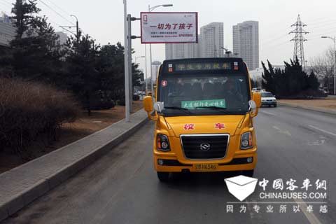 黃海校車護(hù)航學(xué)童安全