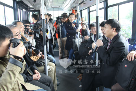 30多名媒體記者試乘快速充電青年電動客車
