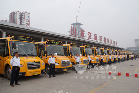 整裝待發的中通校車