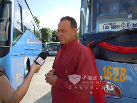 古巴國家客運公司總裁Roberto Ricardo Marrero接受央視記者采訪