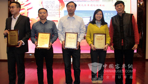 申龍客車行政總監陶榮華先生（中）上臺 領取“行業十大新聞”獎