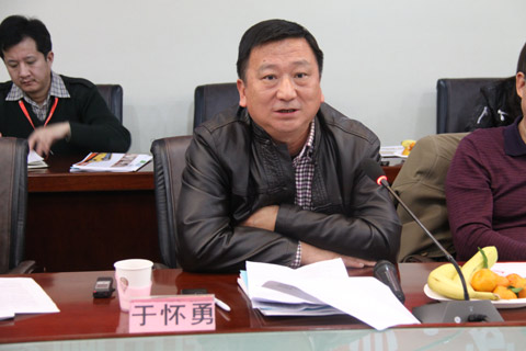 深圳運(yùn)發(fā)集團(tuán)資產(chǎn)機(jī)務(wù)處處長于懷勇在第七屆影響中國客車業(yè)圓桌論壇上分享經(jīng)驗(yàn)