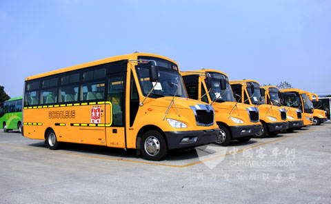 申龍校車批量交付