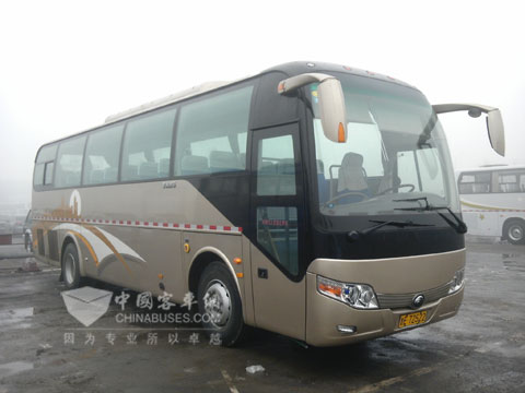 停放在勝利油田現河采油廠的通勤車