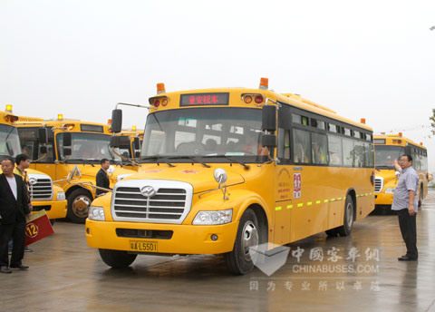 正在為孩子保駕護航的海格校車