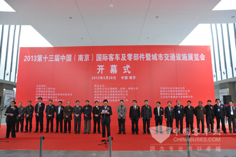 揚(yáng)子江全新18米大容量鉸接客車亮相南京車展