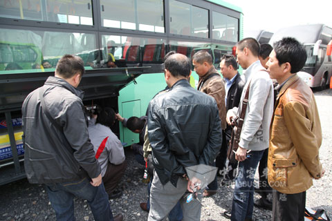 貴州黔順的駕駛員在認(rèn)真聽(tīng)取海格LNG客車實(shí)車介紹