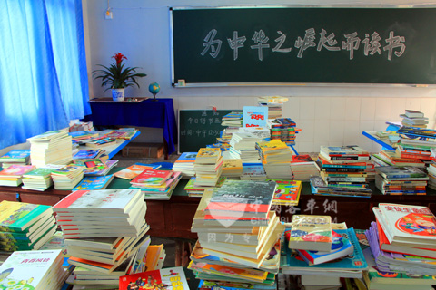 學校老師正在整理此次捐贈的書籍