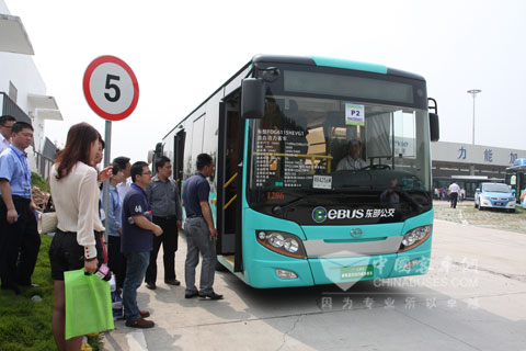 獲得純電動車組金獎的五洲龍FDG6113EVG812米純電動城市客車