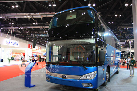   全新力作 宇通10米一層半新車榮耀上市