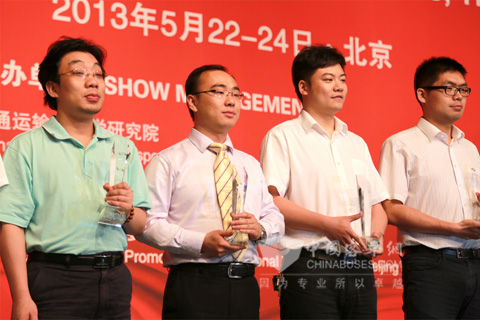 福田歐輝品牌與營(yíng)銷管理部部長(zhǎng)鄭科（左二）領(lǐng)獎(jiǎng)