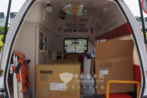 車內配備有心電圖、除顫儀、呼吸機等多種醫療設備