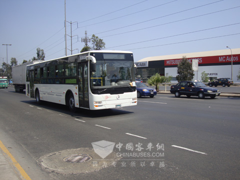行駛在首都利馬的金旅公交車
