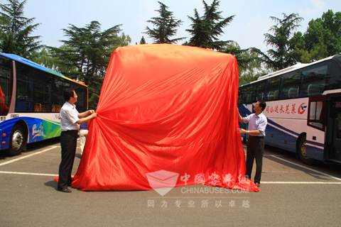 濟南長運總經理助理張紀軍與中通客車總經理孫慶民共同為中通第一萬輛燃氣客車揭幕