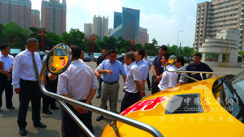 各方領導共同參觀黃海校車