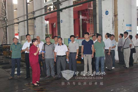 江淮底盤營(yíng)銷公司相關(guān)人員進(jìn)行詳細(xì)產(chǎn)品與技術(shù)解讀